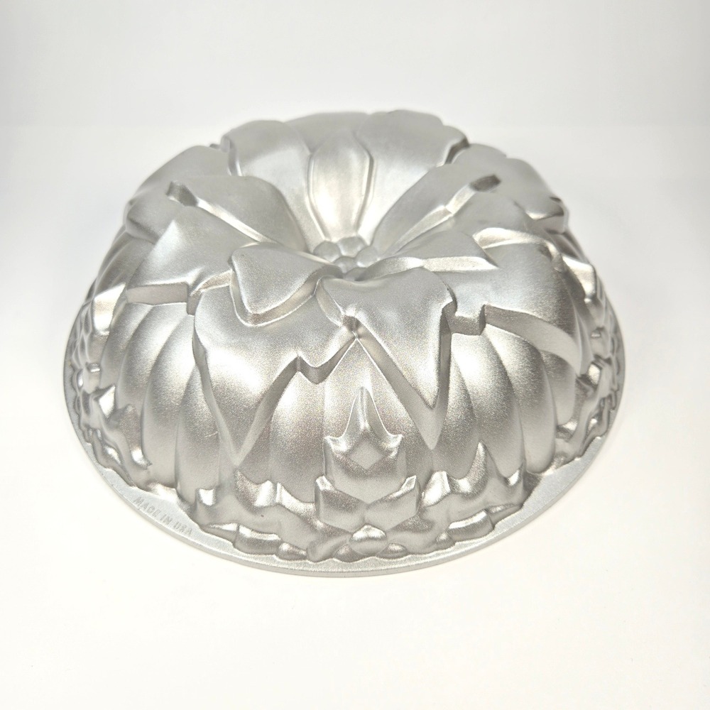 Nordic Ware Poinsettia Bundt Baking 10" Pan Mold Nonstick Made in USA Christmas - Picture 3 of 10